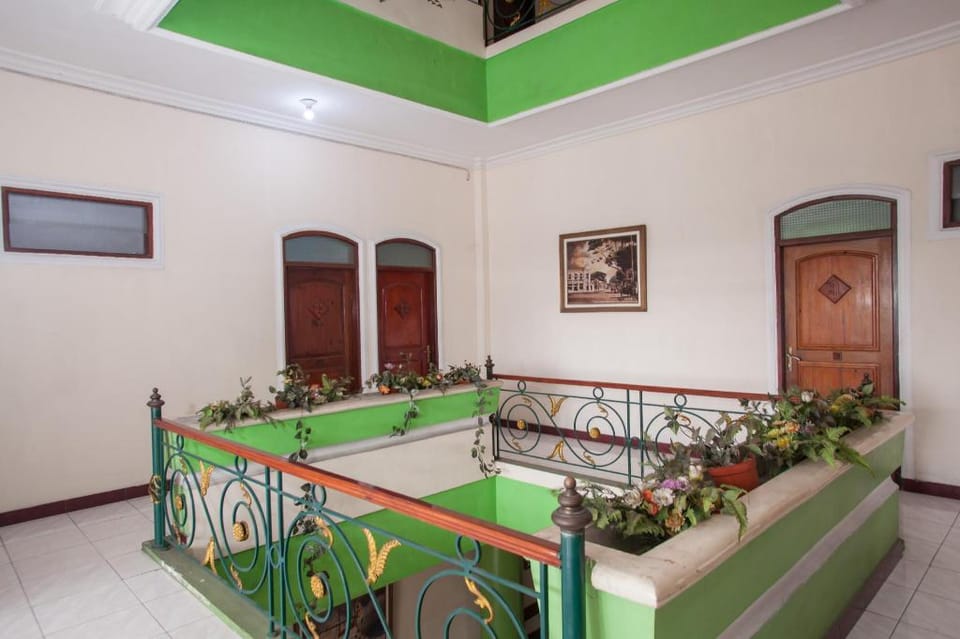 RedDoorz @ Genteng Surabaya 2 Bed and Breakfast in Surabaya