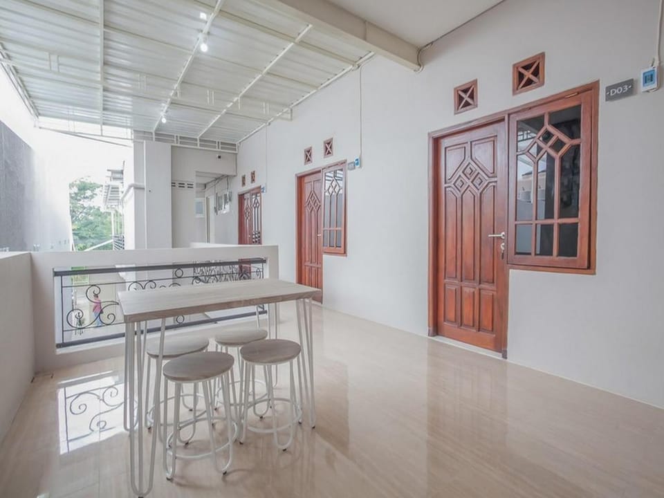 RedDoorz near Ciputra Golf Surabaya Bed and Breakfast in Surabaya
