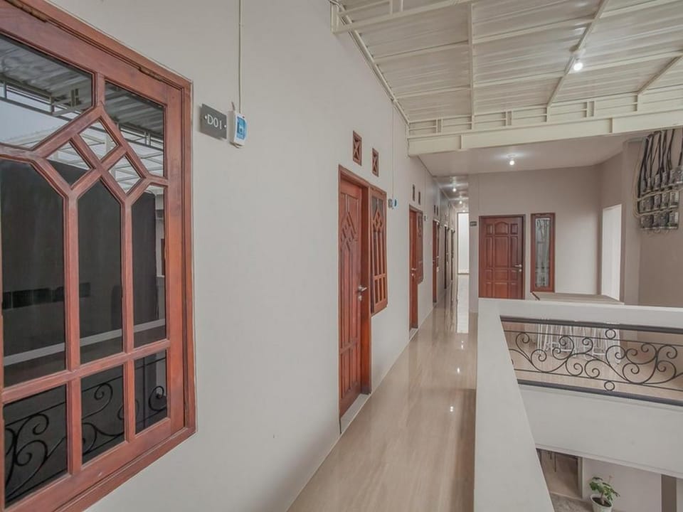 RedDoorz near Ciputra Golf Surabaya Bed and Breakfast in Surabaya