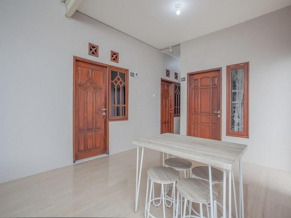 RedDoorz near Ciputra Golf Surabaya Bed and Breakfast in Surabaya