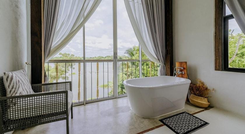 White Wall Riverfront Hotel Hotel in Chon Buri Changwat