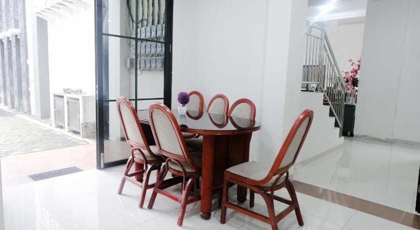 RedDoorz near Cyber Mall Hotel in East Java