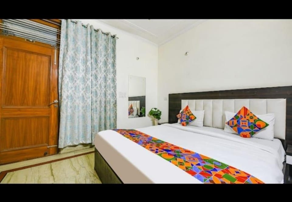 Viraj Guest House Hotel in Noida