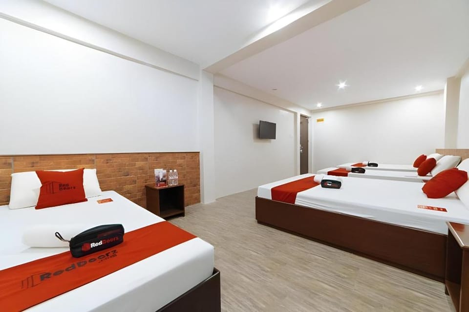 RedDoorz near Robinsons Cybergate Davao Hotel in Davao City