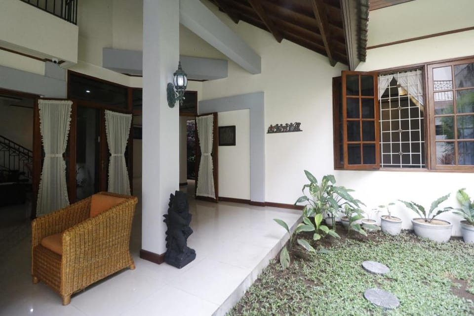 RedDoorz Syariah near Gelora Delta Sidoarjo Bed and Breakfast in East Java