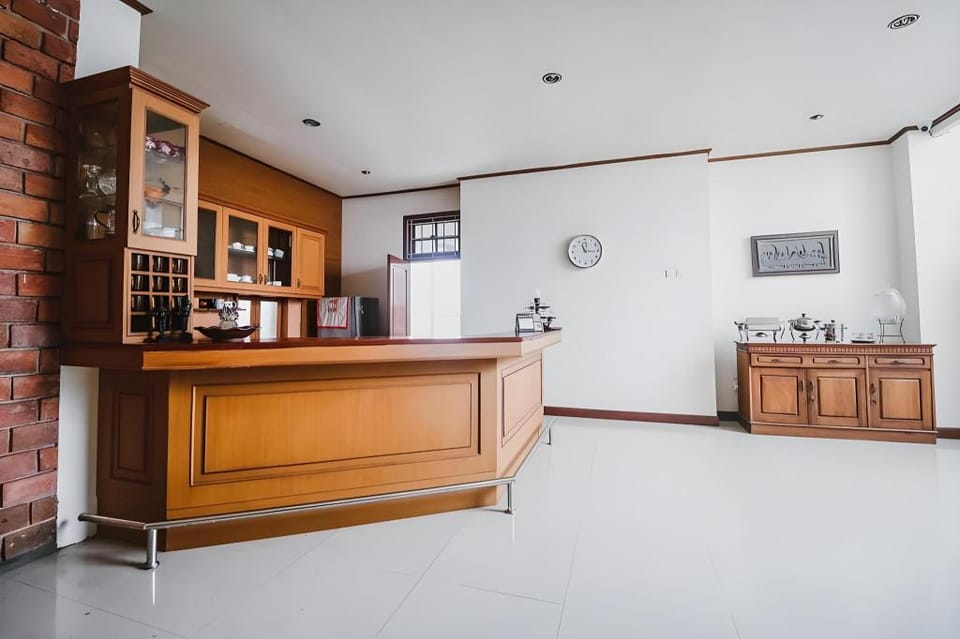 RedDoorz Syariah near Gelora Delta Sidoarjo Bed and Breakfast in East Java