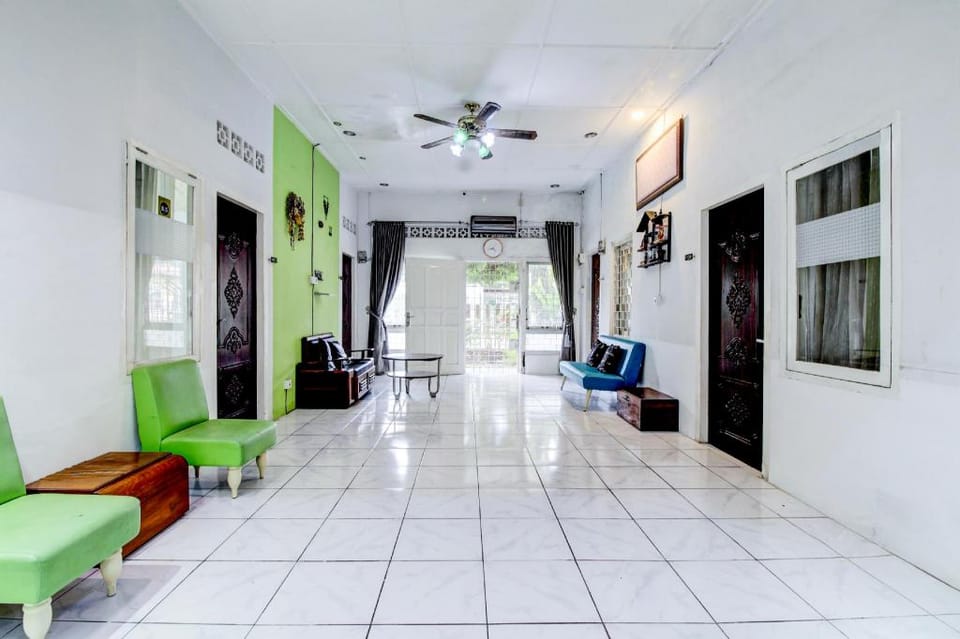 OYO 433 Nelvi Guest House Syariah Hotel in Padang