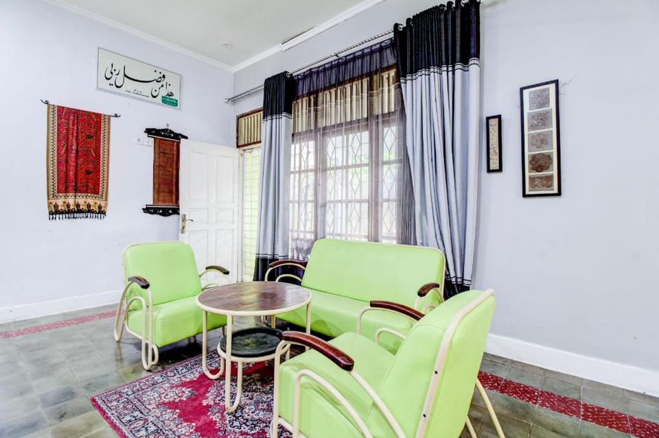 OYO 433 Nelvi Guest House Syariah Hotel in Padang