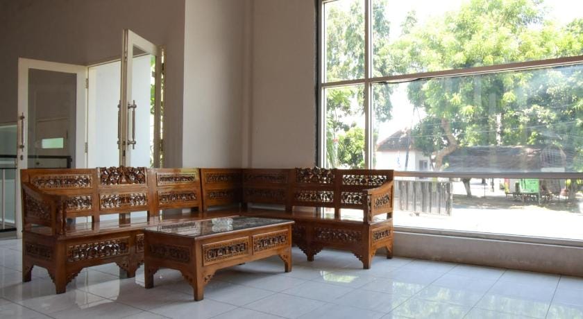 RedDoorz Syariah near Balai Kota Probolinggo 2 Bed and Breakfast in East Java