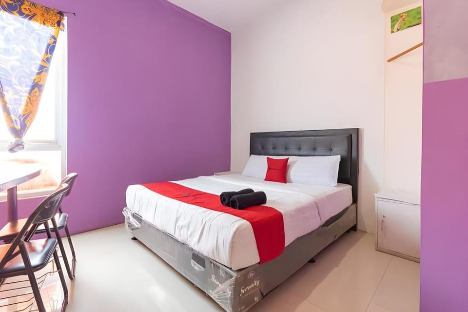 RedDoorz Plus @ Tuparev Cirebon 2. Bed and Breakfast in West Java