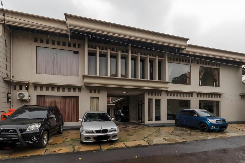RedDoorz Syariah near Taman Air Mancur Bogor Bed and Breakfast in West Java