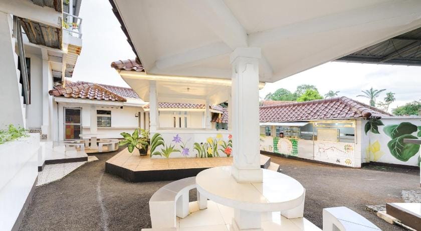 RedDoorz Syariah near Taman Air Mancur Bogor Bed and Breakfast in West Java
