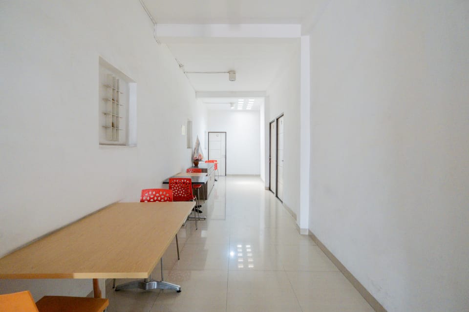 RedDoorz near Surabaya Town Square Bed and Breakfast in Surabaya