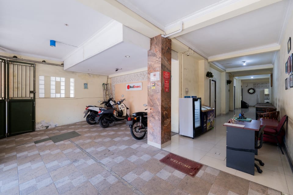 RedDoorz near Surabaya Town Square Bed and Breakfast in Surabaya