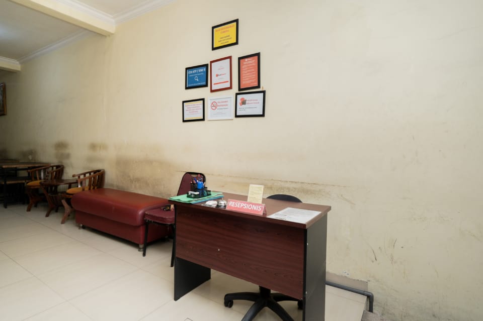 RedDoorz near Surabaya Town Square Bed and Breakfast in Surabaya