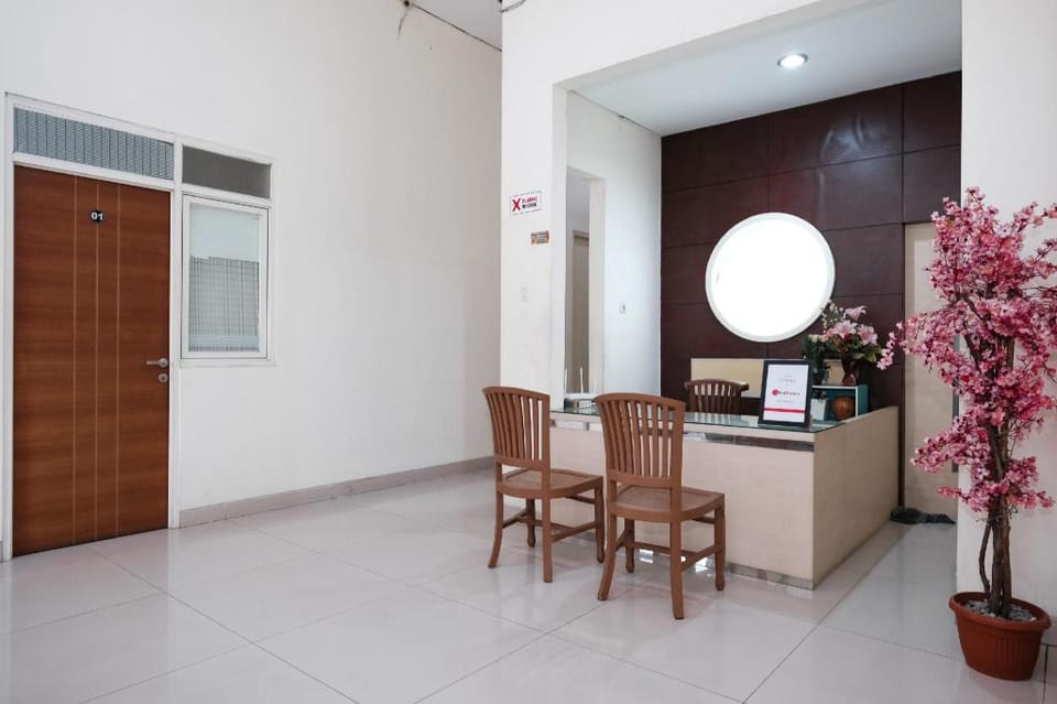RedDoorz near UNESA Citraland Surabaya Hotel in Surabaya