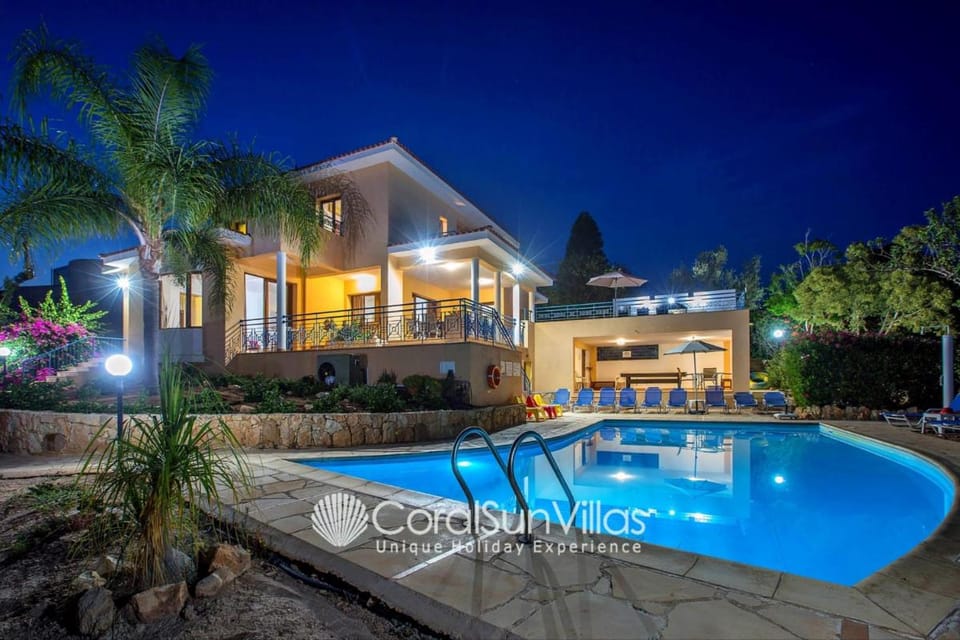 Exceptional Large Villa, FREE HEATED Pool 1 NOV - 15 JAN, Privacy,Prime Location Villa in Peyia