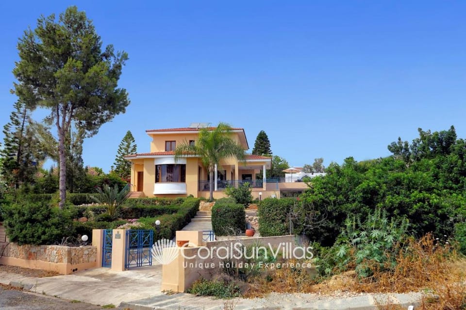 Exceptional Large Villa, FREE HEATED Pool 1 NOV - 15 JAN, Privacy,Prime Location Villa in Peyia