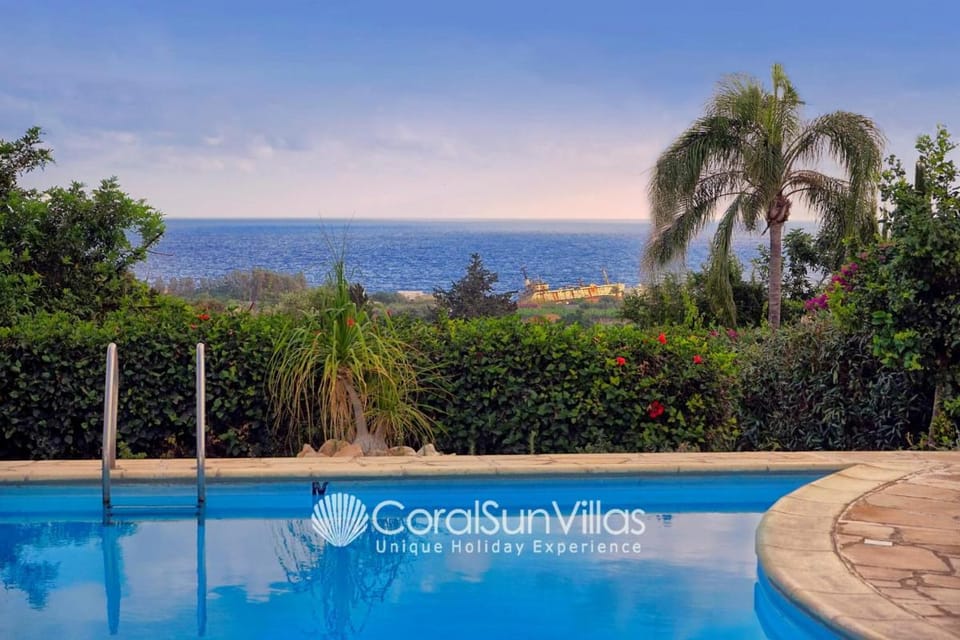 Exceptional Large Villa, FREE HEATED Pool 1 NOV - 15 JAN, Privacy,Prime Location Villa in Peyia