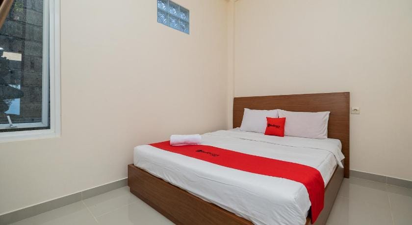 RedDoorz Syariah near Batu Night Spectacular Bed and Breakfast in Batu