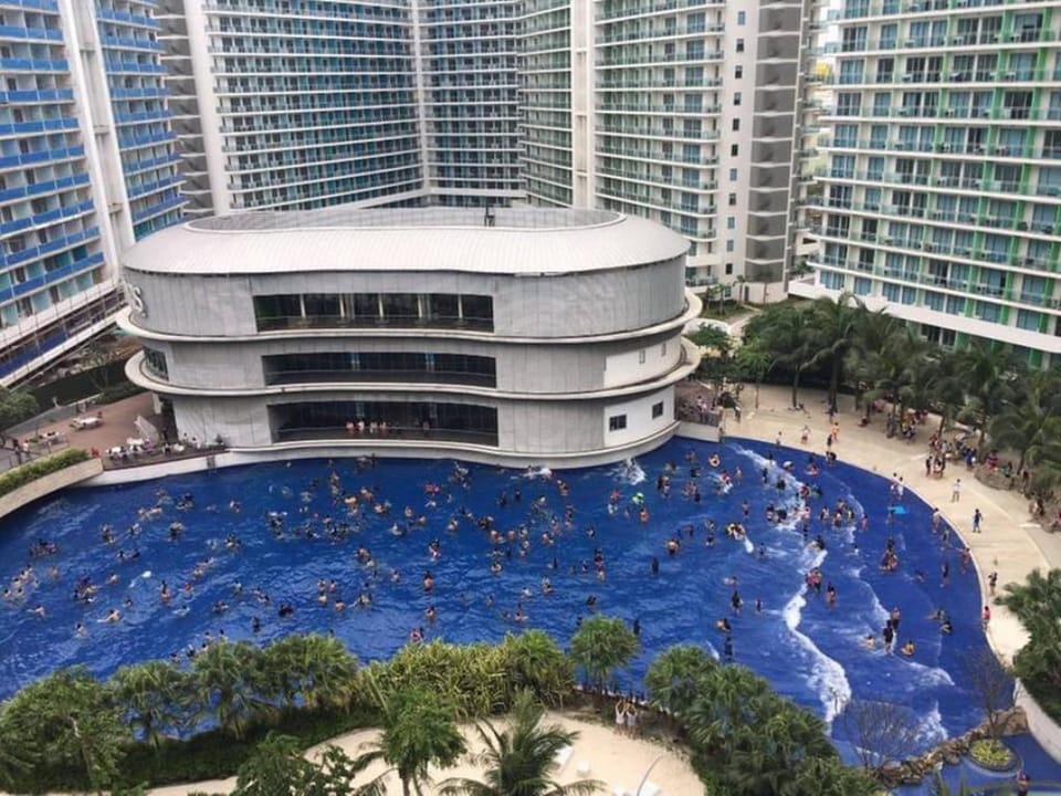 AZURE A4  WAVEPOOL BALCONY NEAR MALL AIRPORT Apartment in Pasay