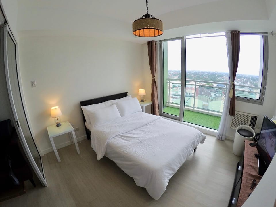 Azure (High Floor-Nice City View-With Kitchen) Apartment in Pasay