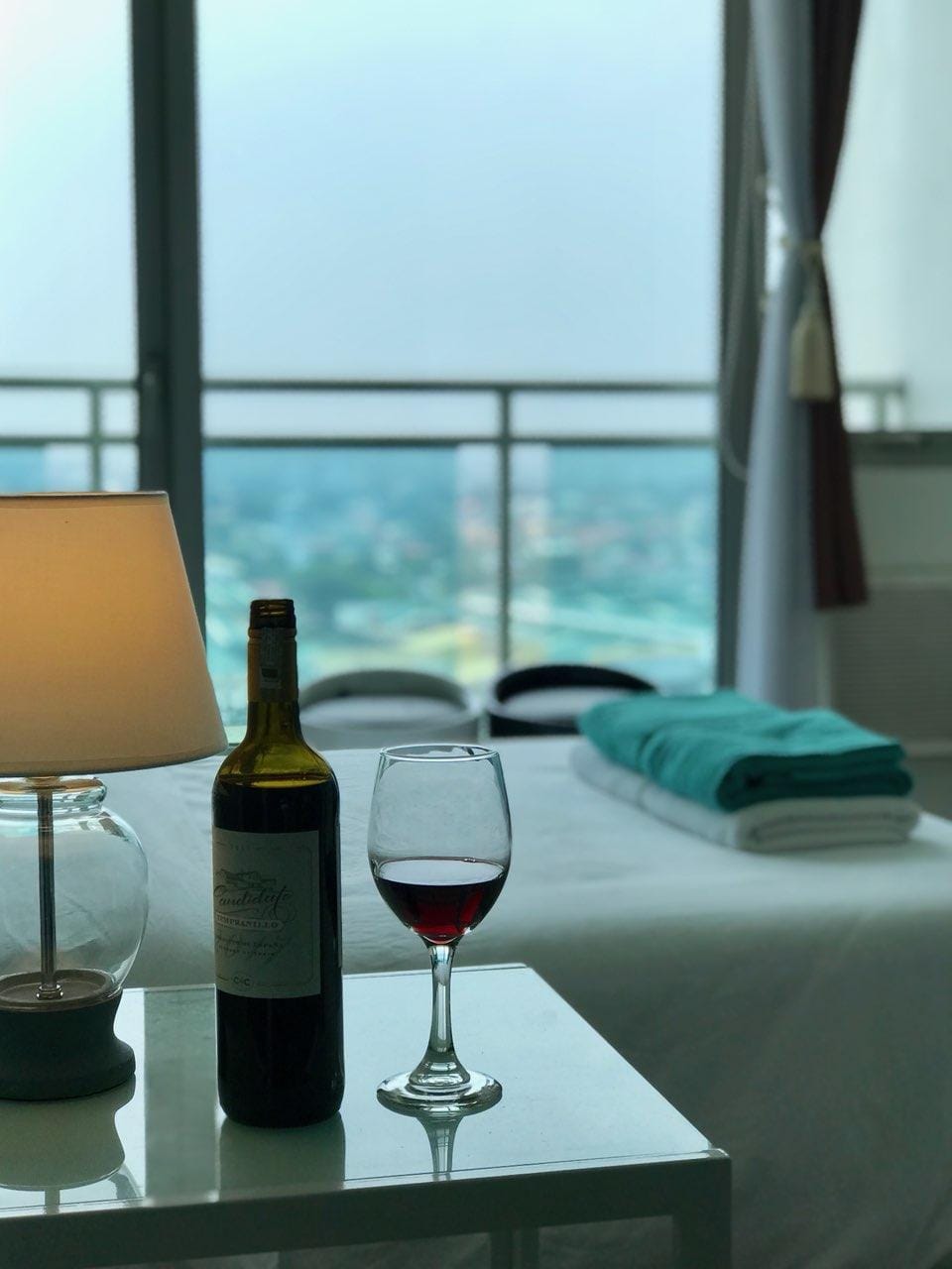 Azure (High Floor-Nice City View-With Kitchen) Apartment in Pasay