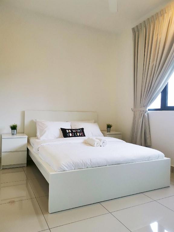 Medini Deluxe Suites A1810  (WIFI) by RR JBcity Apartment in Johor