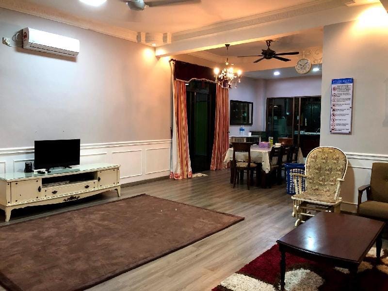 Suria 1 JB 5BR with Private Pool Vacation rental in Johor Bahru
