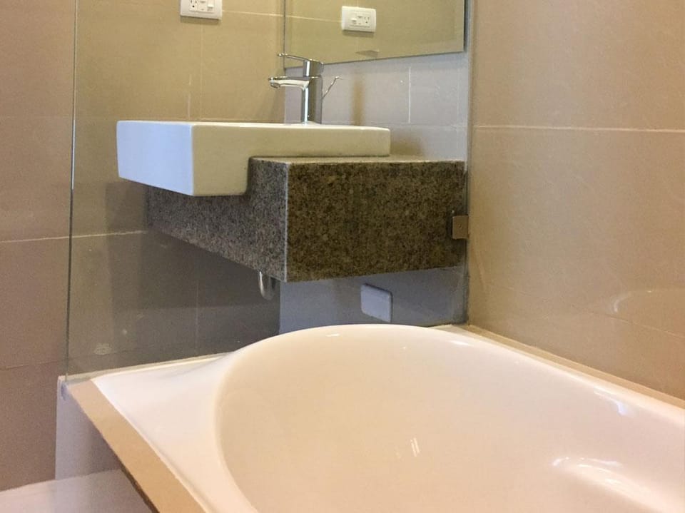 8 Newtown Blvd Condo Near Airport Apartment in Lapu-Lapu City