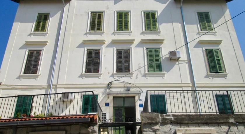 En-suite Iris on Rokova St-5 min to Split Old Town Apartment in Split