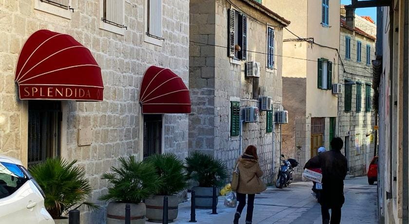 Studio Orchard@Rokova(3 Flowers doo,HR39680753915) Apartment in Split