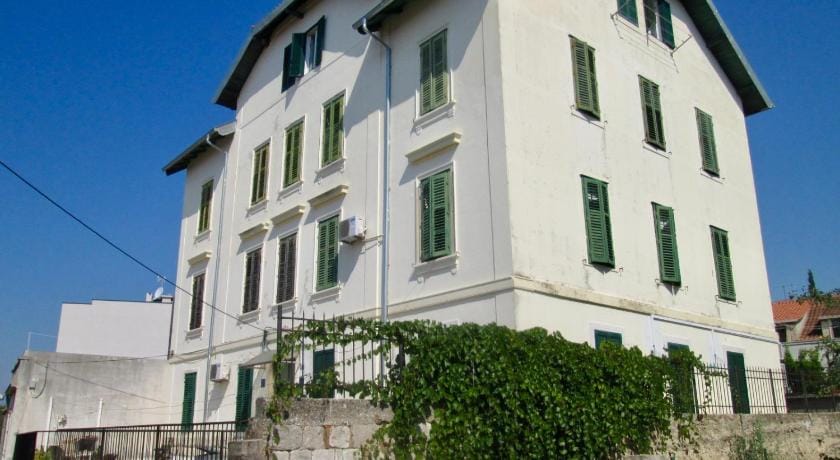 Apt 3 Flowers on Rokova St-5 min to Old Town Split Apartment in Split