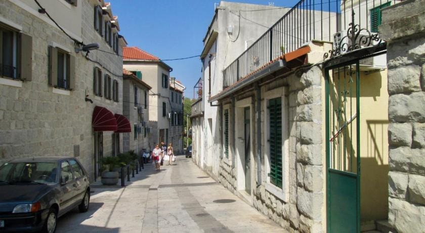 Apt 3 Flowers on Rokova St-5 min to Old Town Split Apartment in Split
