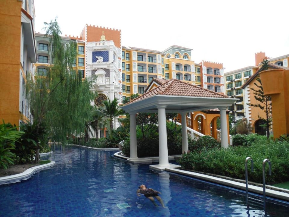 Venetian Jomtian Condo Pool Access  Apartment in Pattaya City
