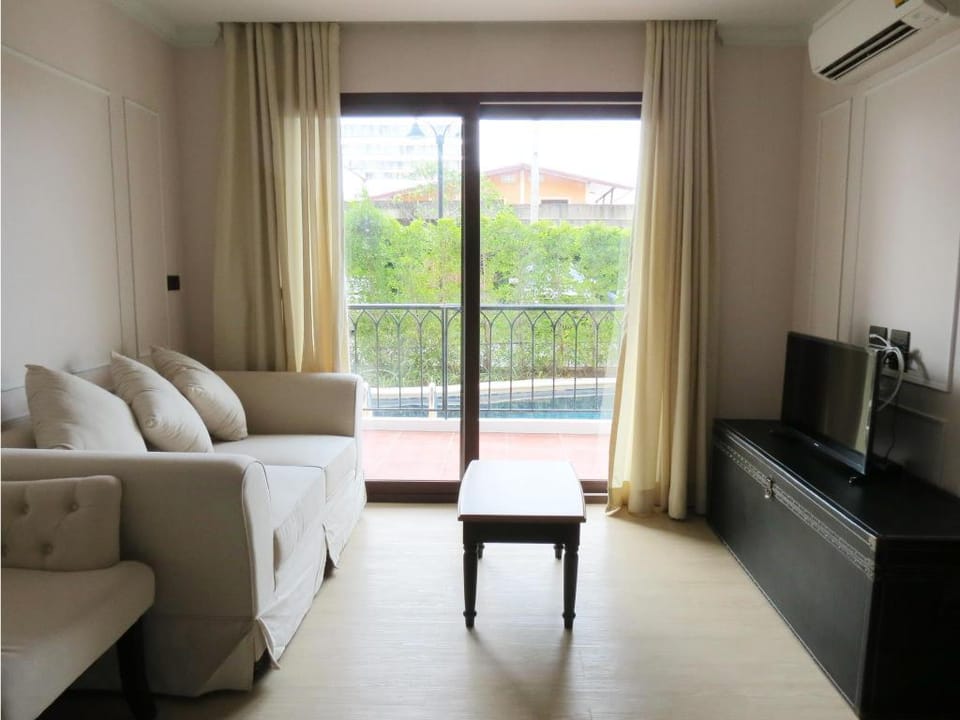 Venetian Jomtian Condo Pool Access  Apartment in Pattaya City