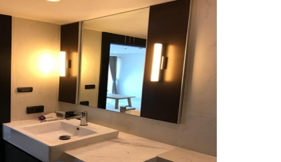 Sparkling Ocean Views, King Bed, Fast WIFI 200/100 Apartment in Pattaya City