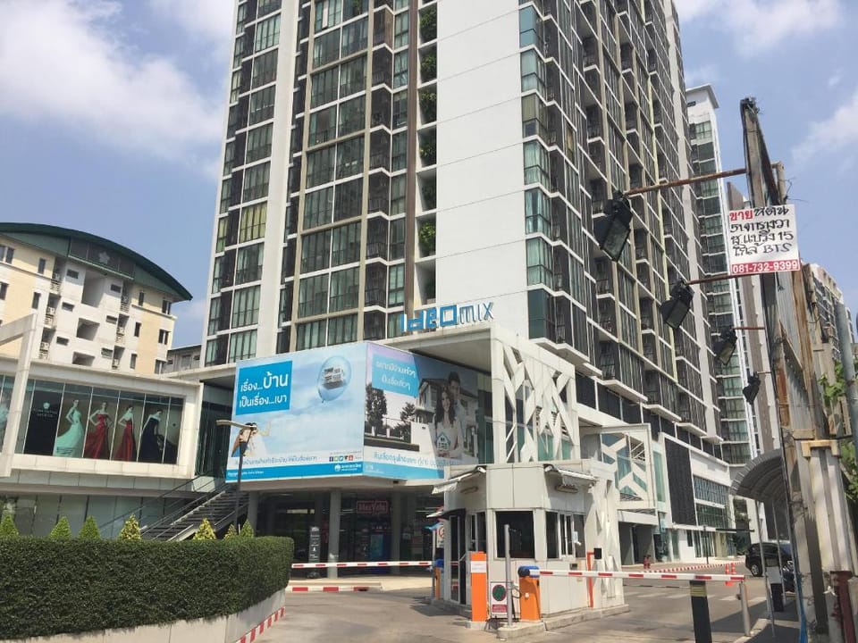 A1. 1BR CONDO/ 1 step to BTS Sukhumvit Line/ Wifi  Apartment in Bangkok