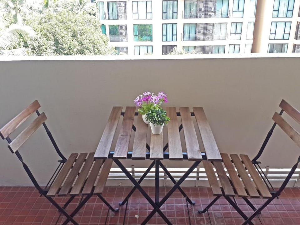 Center of Bangkok, Walk to Erawan, Modern Thai Apartment in Bangkok