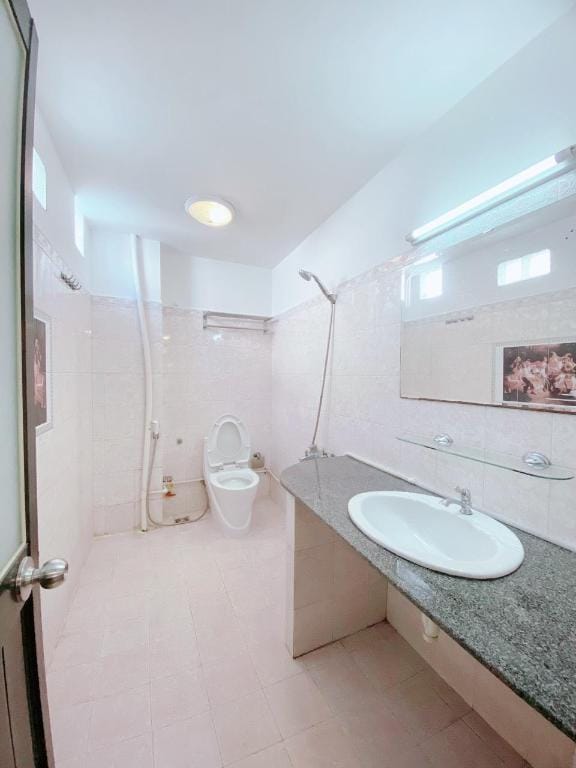 Duplex with balcony, 5 minutes to District 1 Apartment in Ho Chi Minh City
