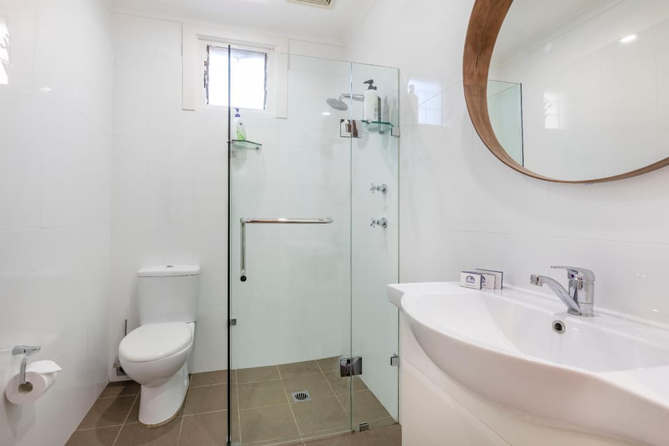 Designer, Serviced Huge Studio Apartment & Parking Apartment in Sydney