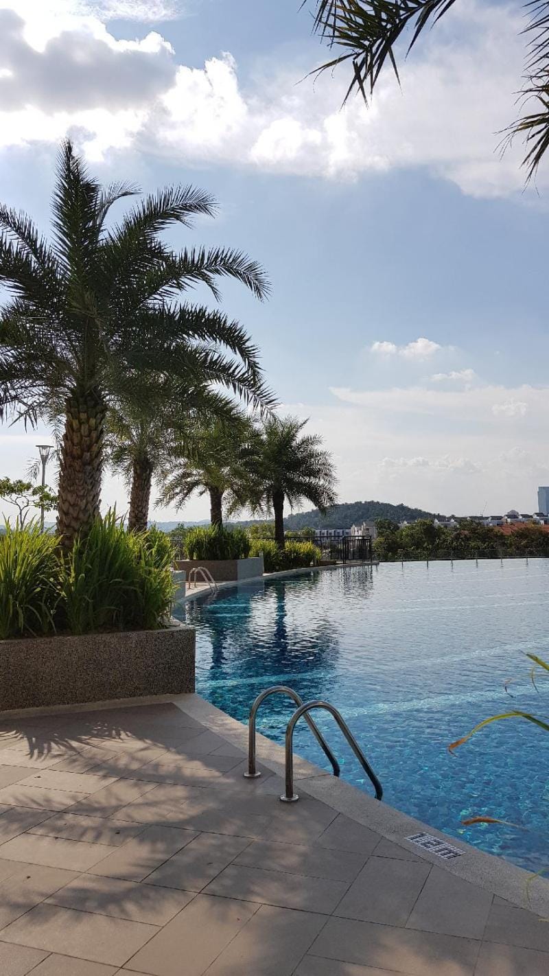 Alyssa Putrajaya. 3R3B FullyAcond. WiFi. Pool view Apartment in Putrajaya