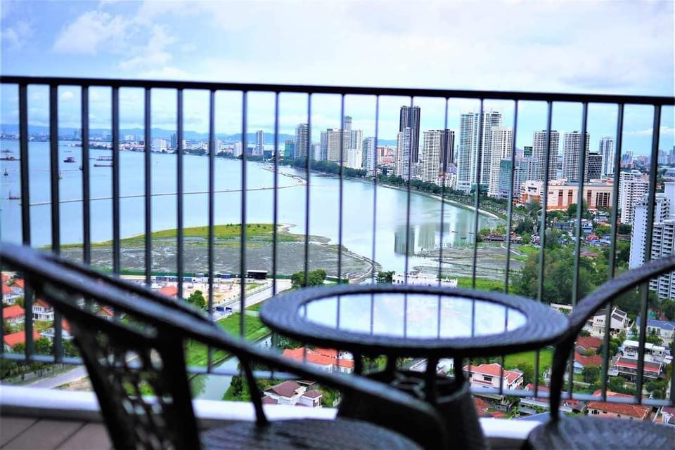 Penang Sunrise Seaview 3BR Luxury Suites nr Gurney Apartment in Tanjung Bungah