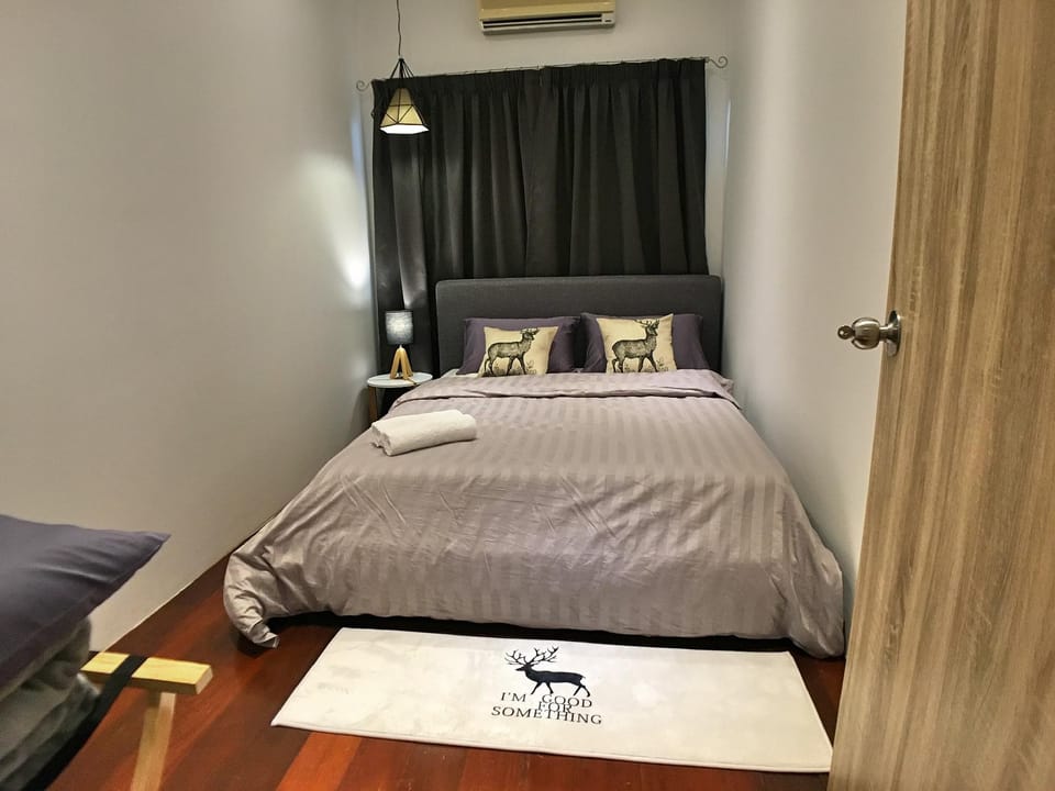 Superior 2-Bedroom Gurney Suites (iBook 7)(4-5pax) Vacation rental in George Town
