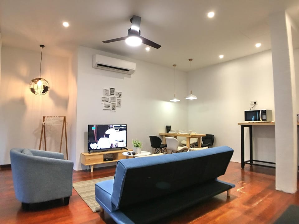 Superior 2-Bedroom Gurney Suites (iBook 7)(4-5pax) Vacation rental in George Town