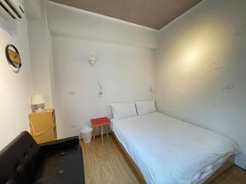 EZ INN1-2人 近車站.鄰孔廟商圈及林百貨.台南美術館 Apartment in Kaohsiung