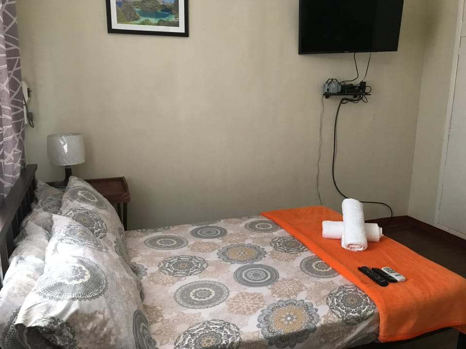  2 Bedroom w/ free Cable, NETFLIX & 100 mbps Wifi Apartment in Angeles
