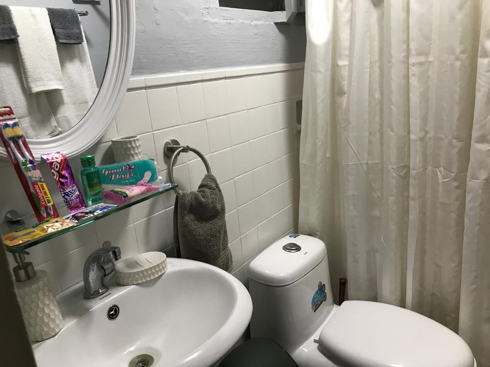  2 Bedroom w/ free Cable, NETFLIX & 100 mbps Wifi Apartment in Angeles