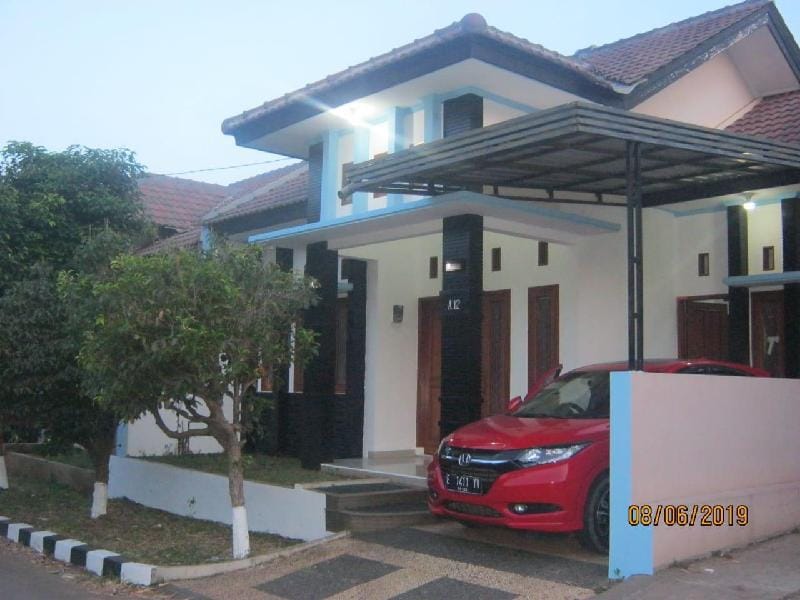 Rumah 70m2 disewakan Vacation rental in West Java