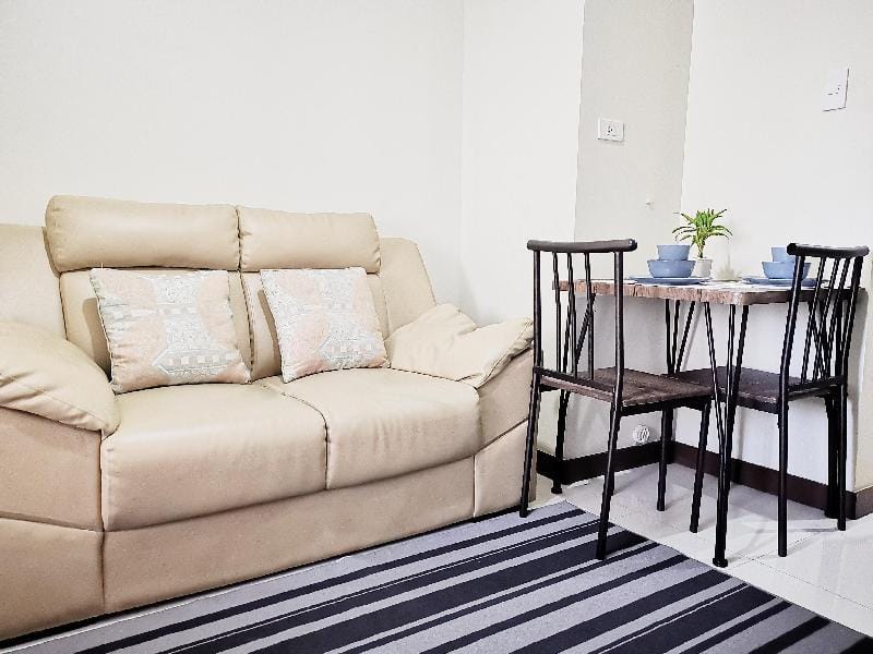 1BR Condo Unit Facing Amenities w/ Fast Internet Vacation rental in Quezon City